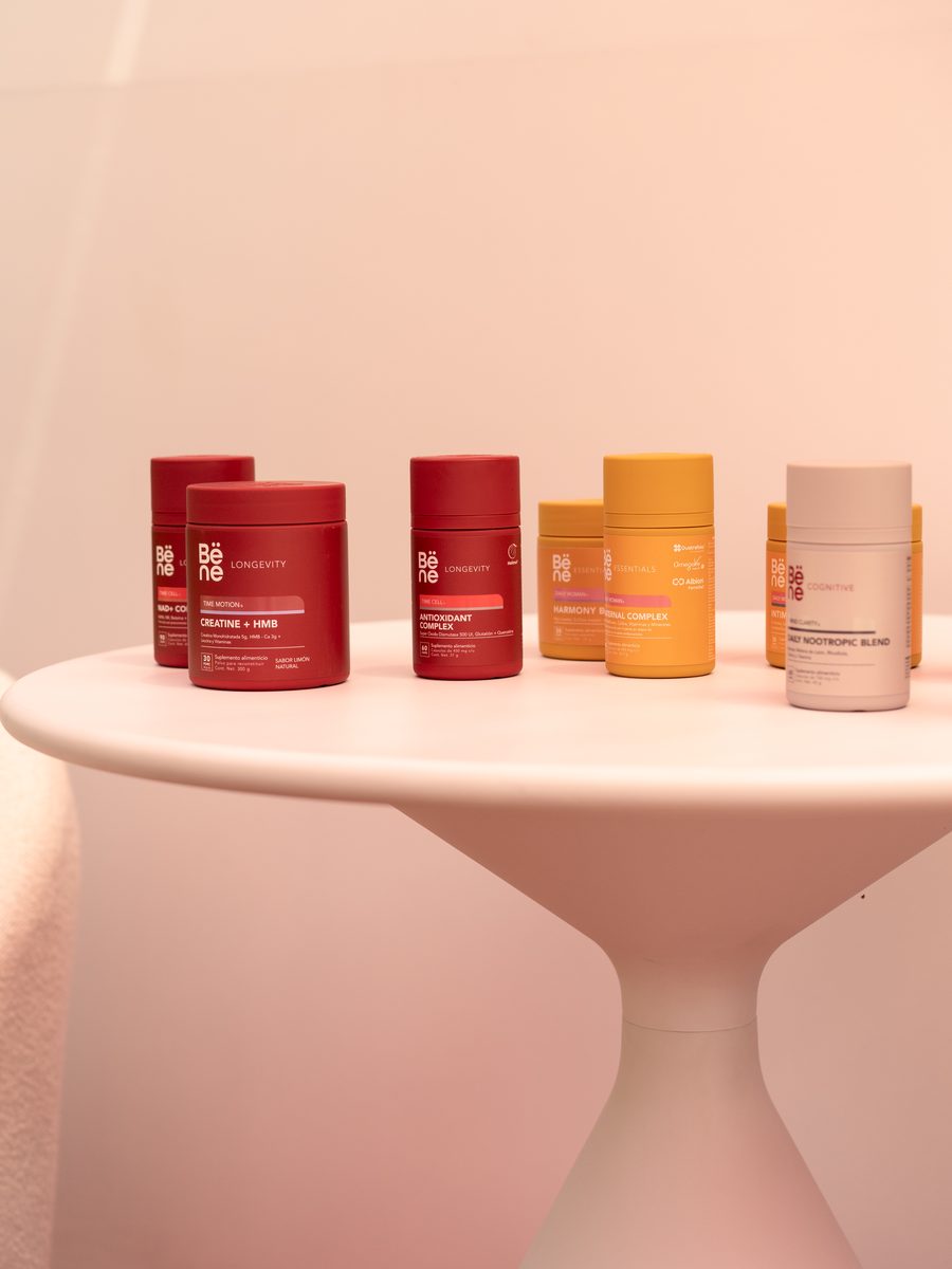 Envases Bëne Longevity, Essentials y Cognitive sobre una mesa blanca
